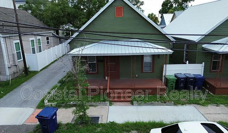 2010 N Howard Ave — Photo 1