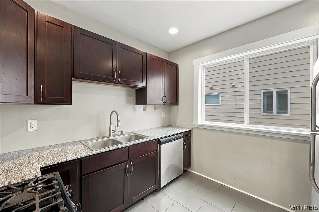 3 bed, 1.0 bath, 902 sqft, $1,600 — Photo 4
