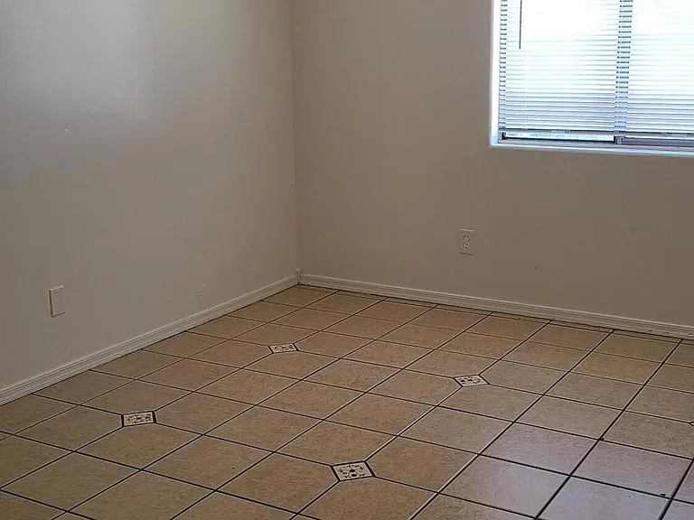 6111 W Cambridge Ave — Photo 5