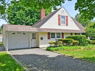 59 Wishing Ln, Hicksville, NY 11801