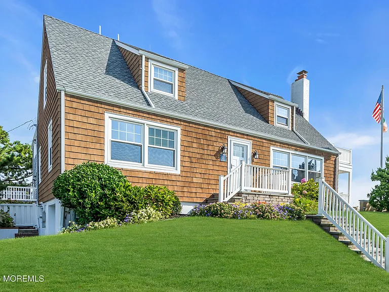 411 Ocean Ave — Photo 3