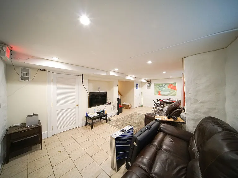 20 Sawyer Ter #1 — Photo 11