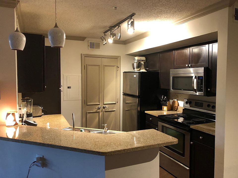 1st image of 2905 NE 190th St APT 105