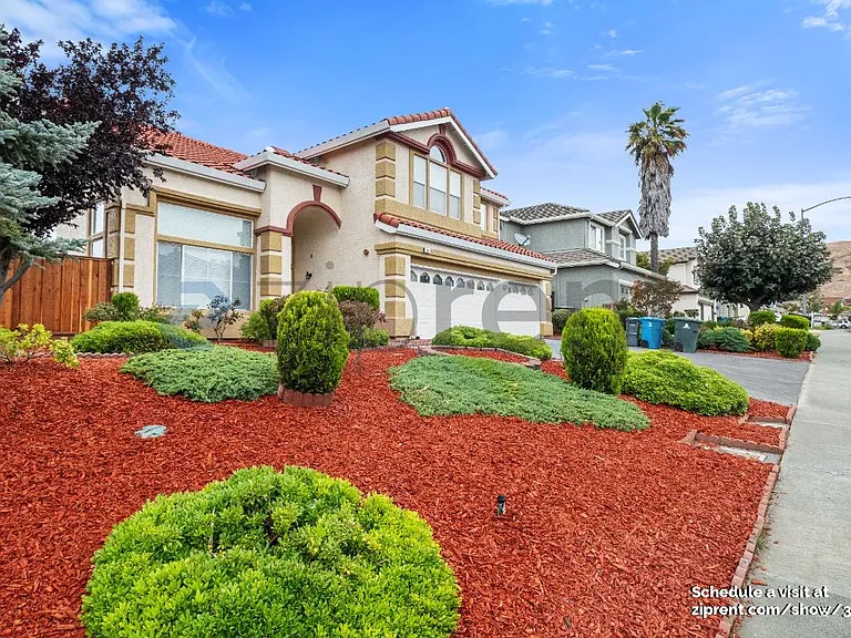 1001 Sandhurst Dr — Photo 2
