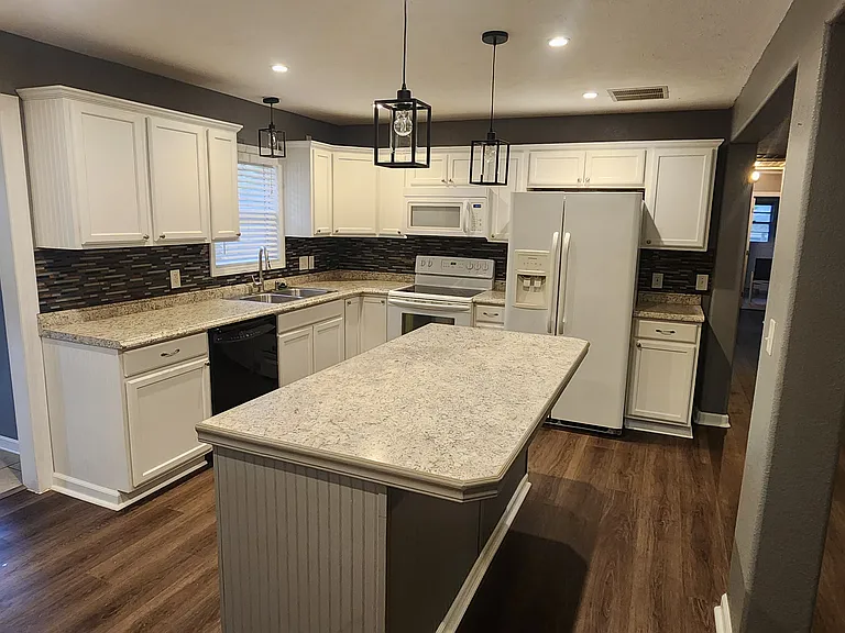 402 Watson St — Photo 3