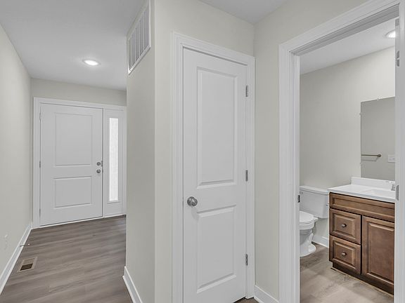 2nd image of 1104 Autumn Cir #2