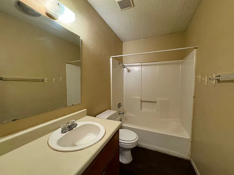 1902 Cedarhill Dr — Photo 8