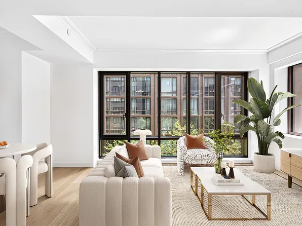 225 E 19th St #402, New York, NY 10003