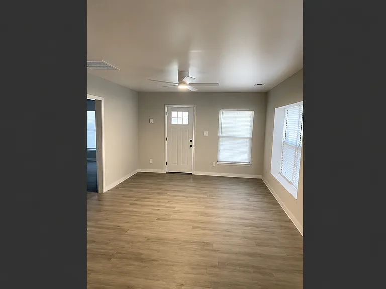 520 Nelson St — Photo 2