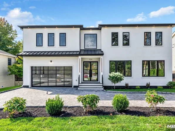 424 E Ridgewood Ave, Paramus, NJ 07652