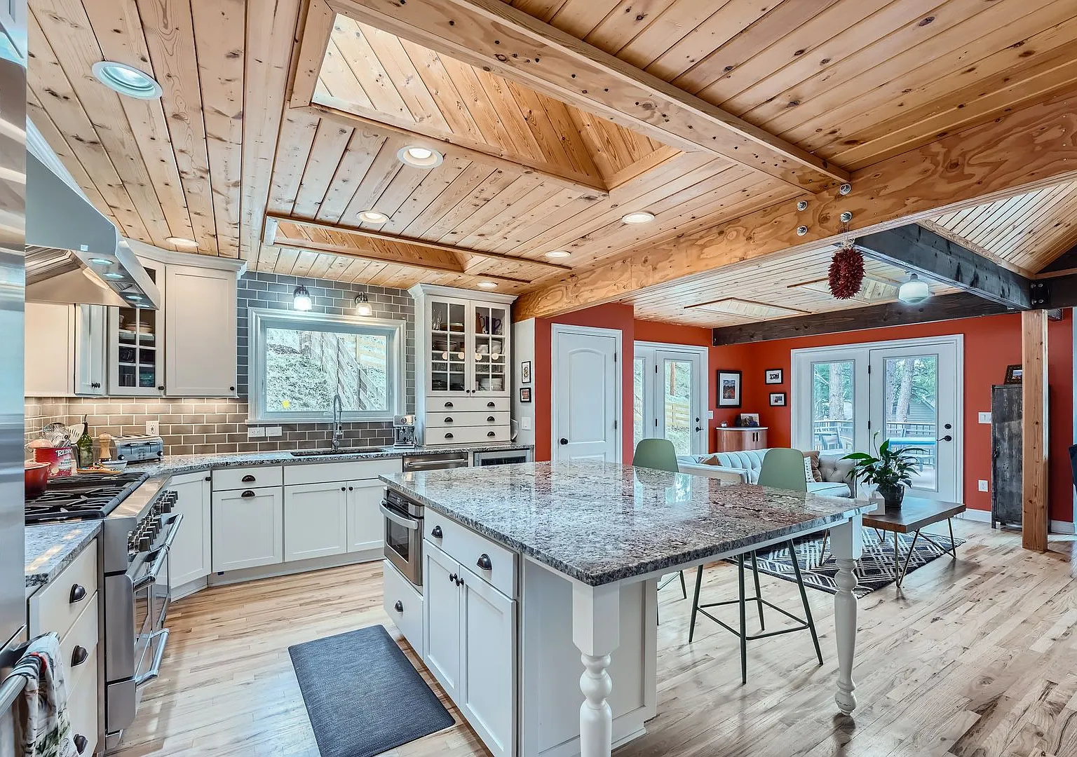 Mountain Retreat: Fully Furnished 3 BDR Home with Sauna — Photo 2