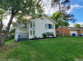 564 S Cass Lake Rd, Waterford, MI 48328