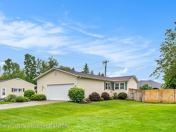 3rd image of 4626 Blackberry Ln