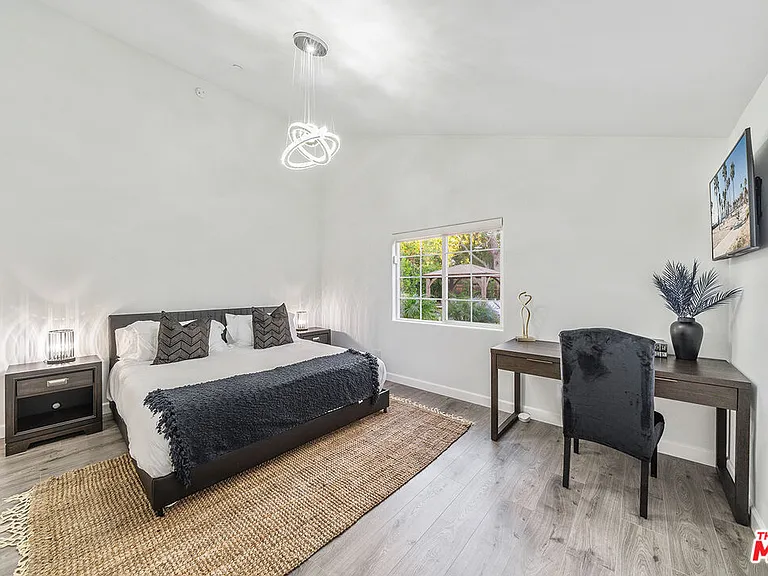 5010 Fulton Ave — Photo 49