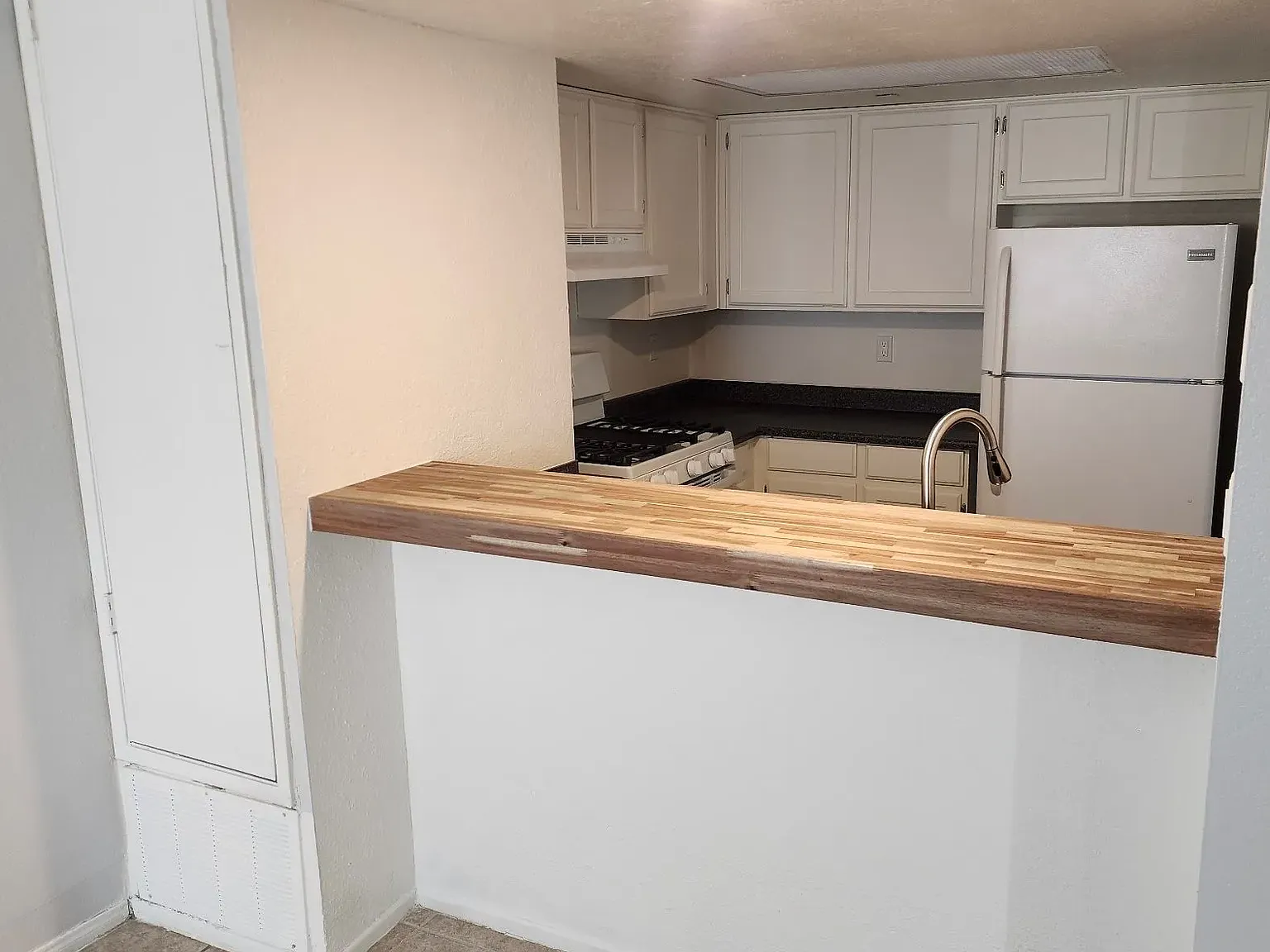 Sandy Palms Apartments — Photo 2