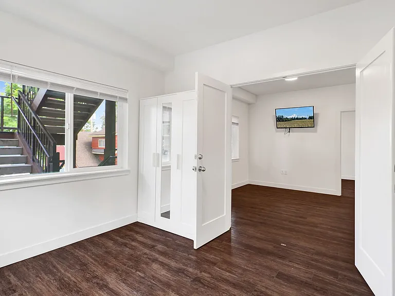 619 E Myrtle St — Photo 24
