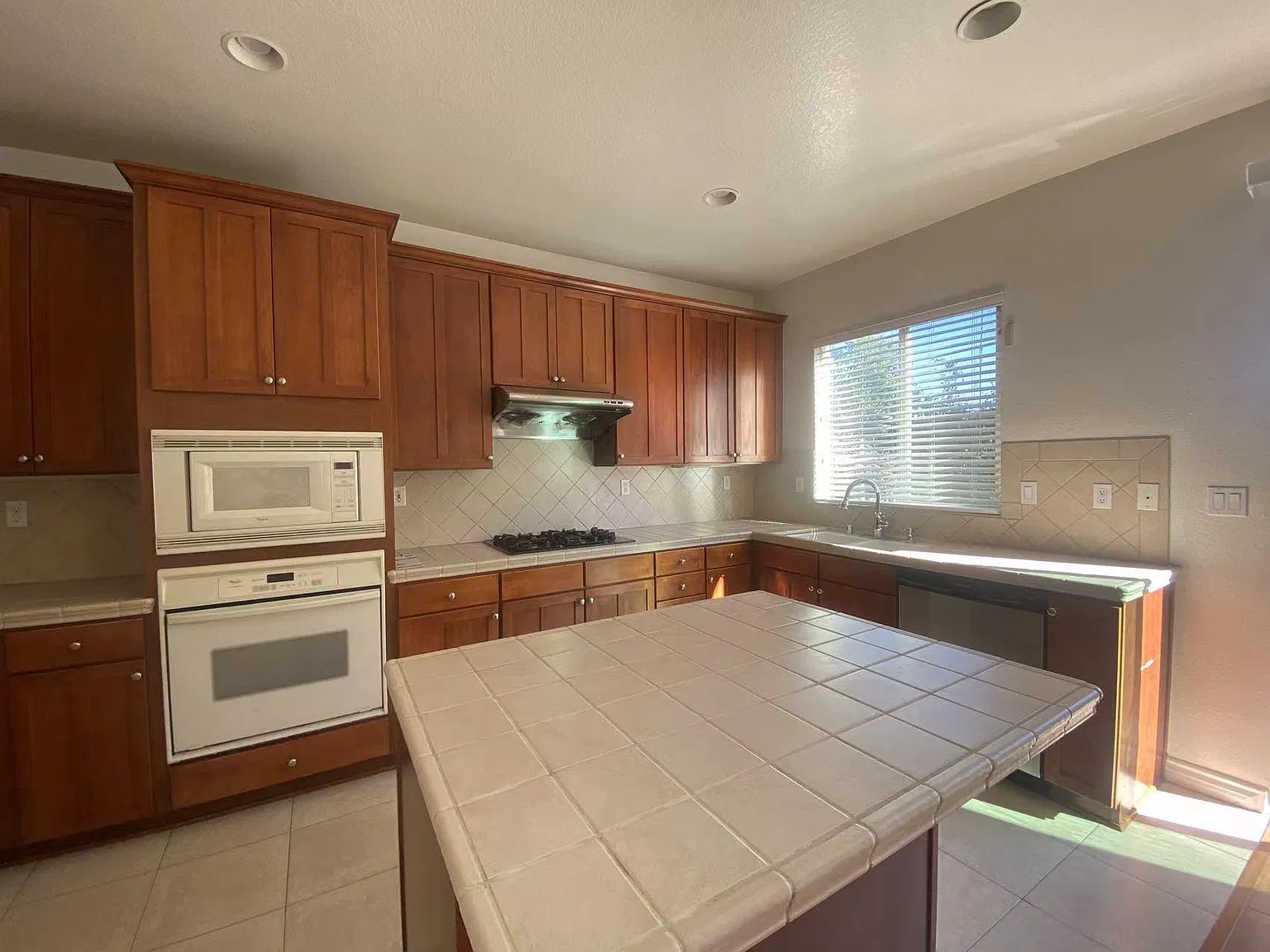 4 bed, 2261 sqft, $3,300 — Photo 4