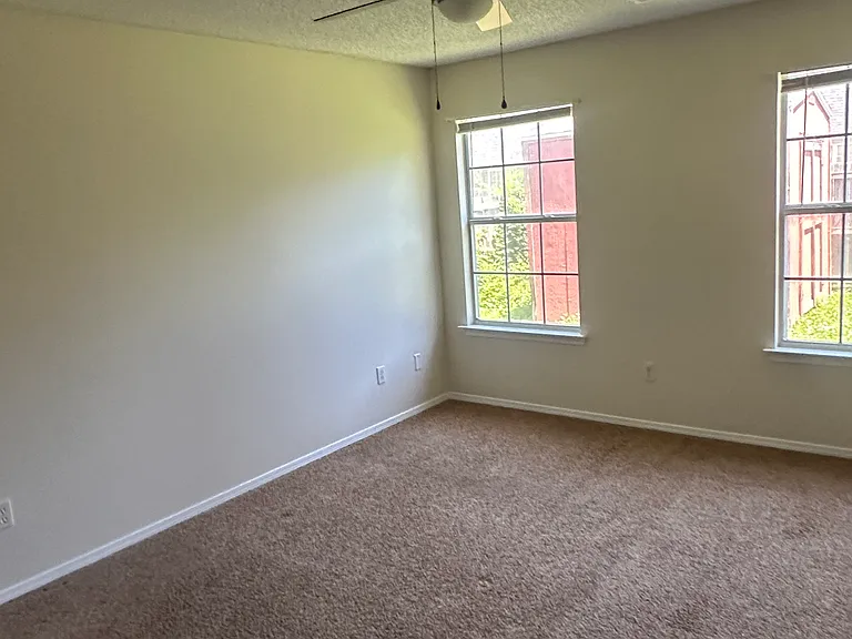 1459 Fredonia St — Photo 3