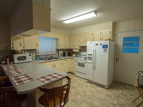 2nd image of 300 Carol St