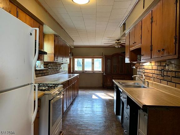2nd image of 40 Hawthorne Dr