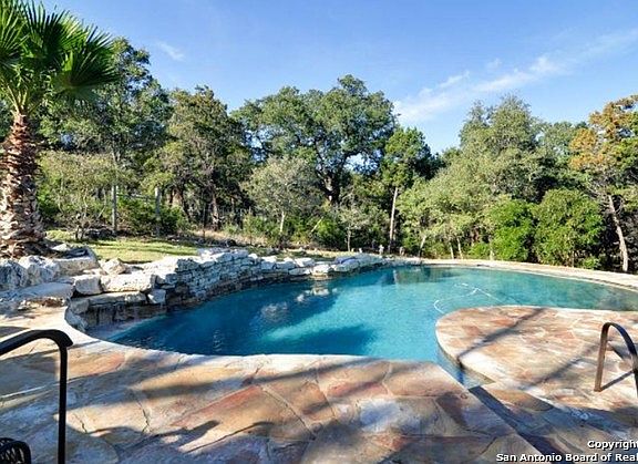 3rd image of 915 W Oak Estates Dr