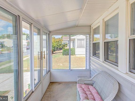 4th image of 1609 Sunshine St
