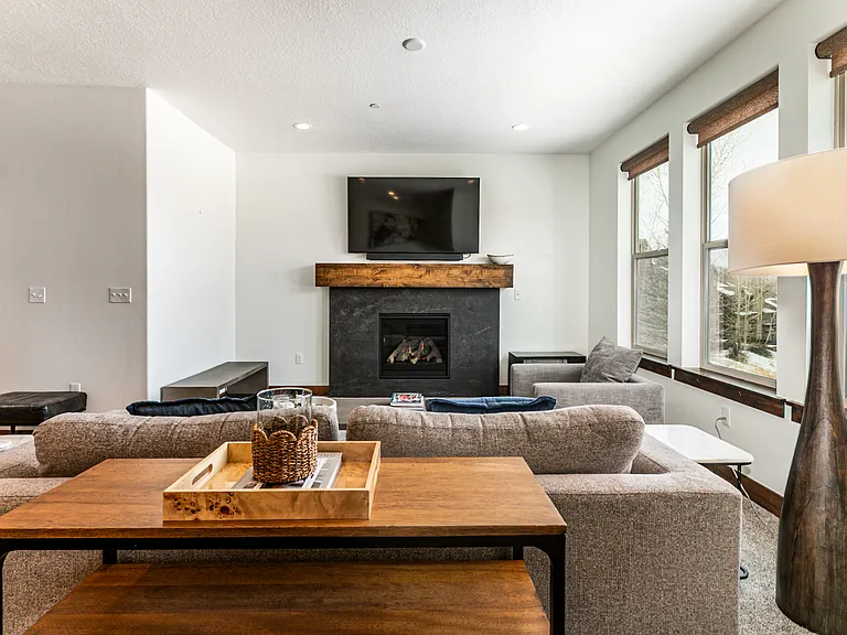 924 W Abigail Dr — Photo 8