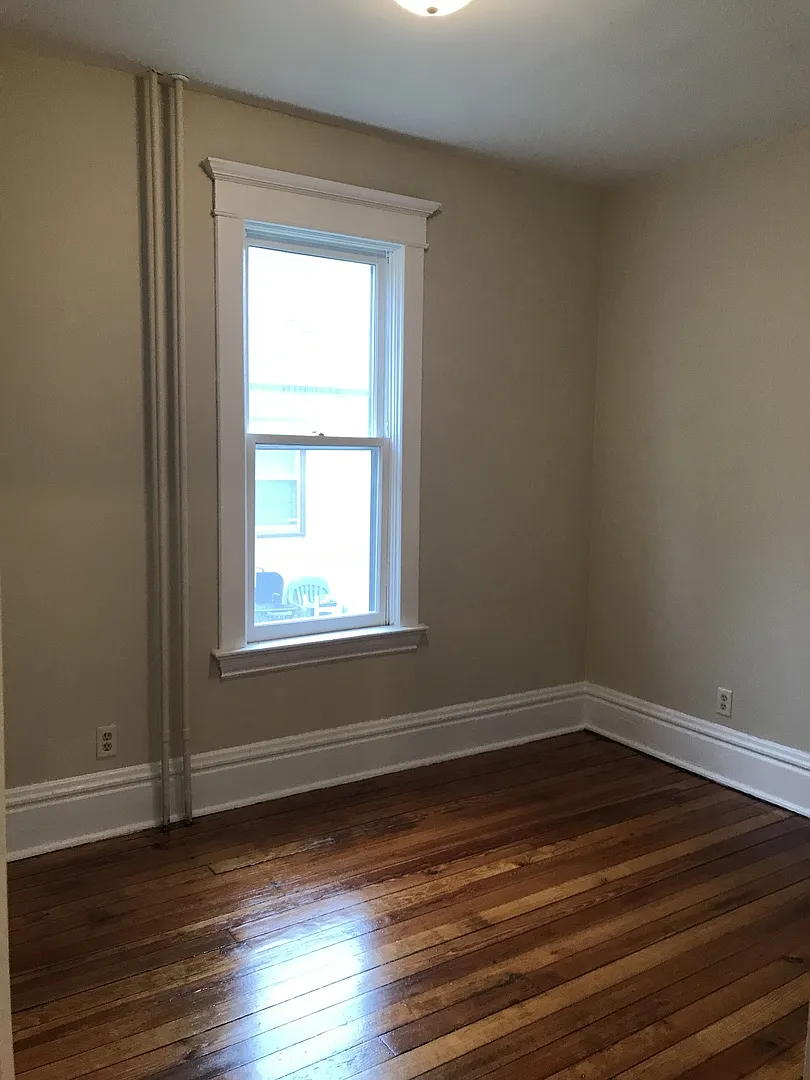 891 Rose Ave E — Photo 3