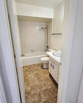 3rd image of 1267 Greenfield Dr APT B