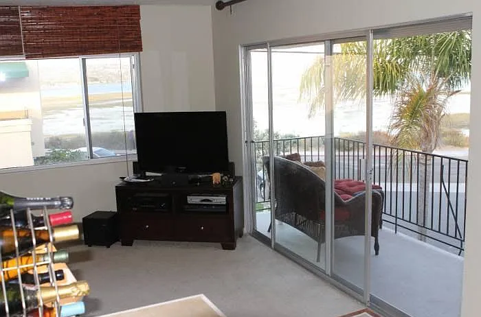 Living Room / Balcony