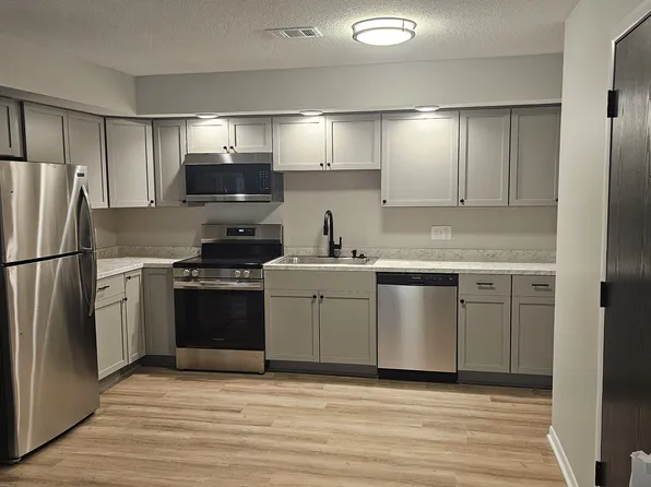3795 Creek Hill Dr APT 2, Bettendorf, IA 52722