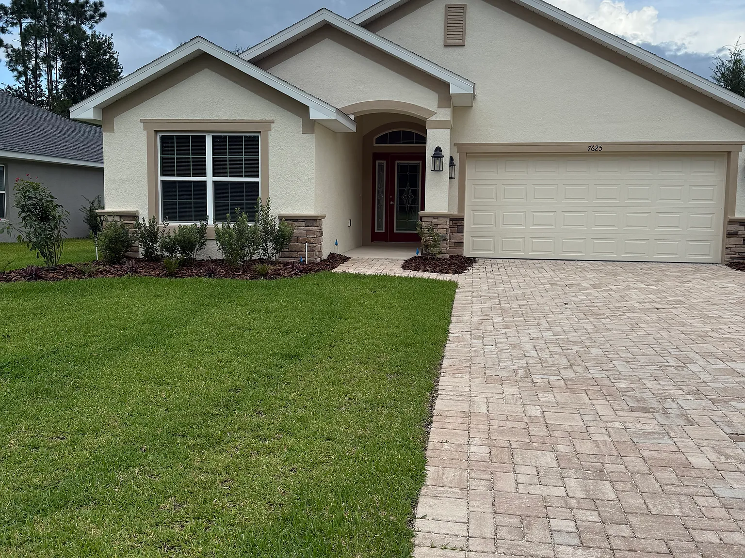 3 bed, 2384 sqft, $2,200 — Photo 2