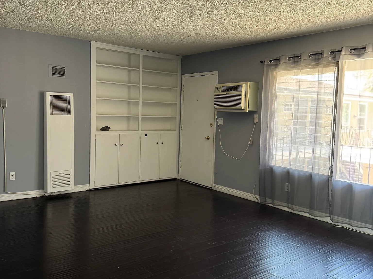 2 bed, 900 sqft, $2,300 — Photo 3