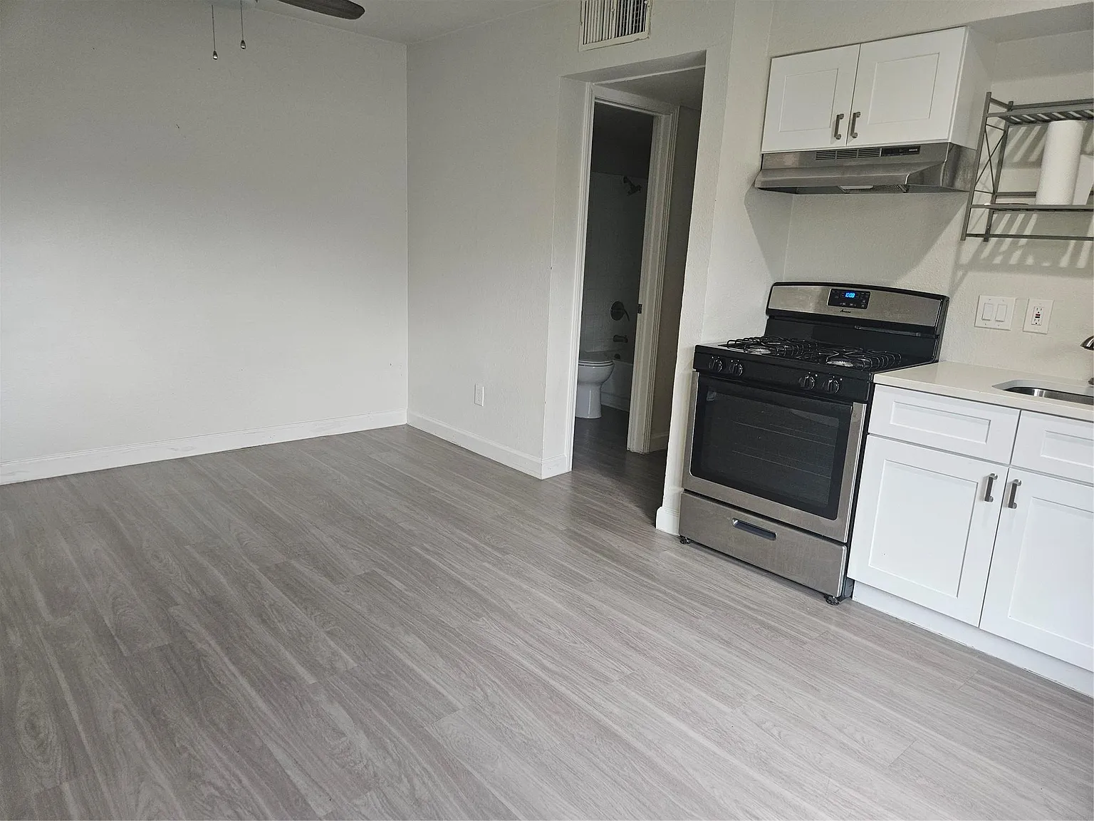 2 bed, 1.0 bath, 795 sqft, $850 — Photo 2