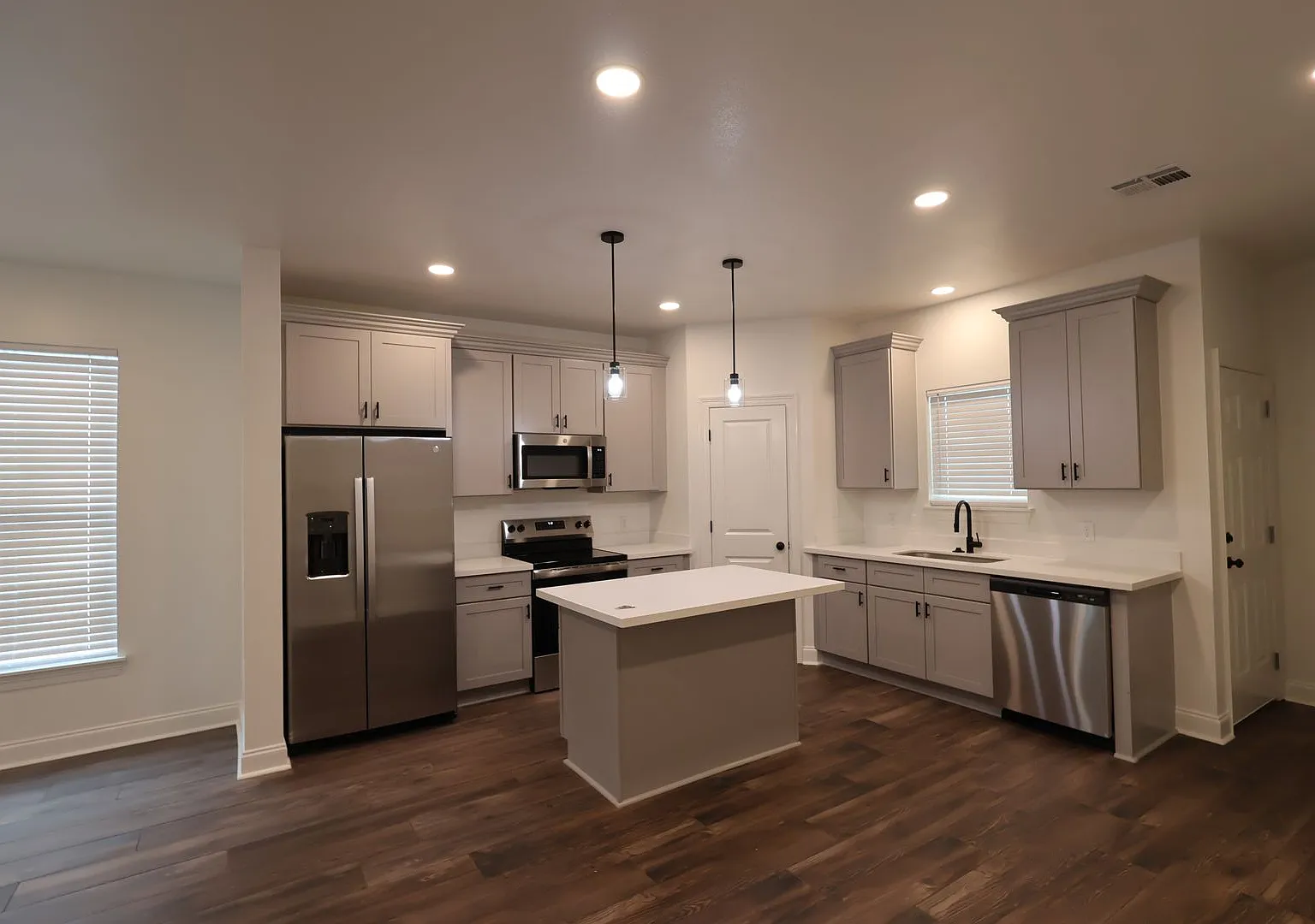 South Lake Charles Townhome 3/2.5 — Photo 2