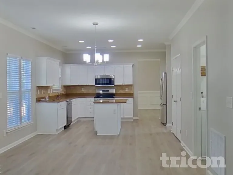 1002 Hollingdale Ct — Photo 5