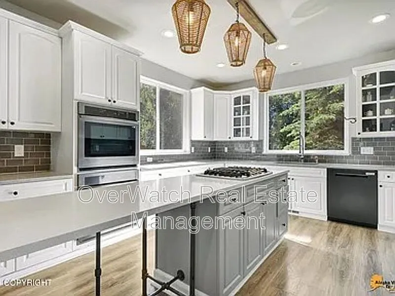 5 bed, 5.0 bath, 4484 sqft, $5,200 — Photo 4