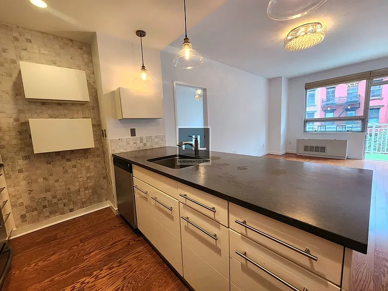 517 W 46th St #401 — Photo 3
