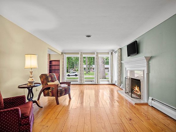 2nd image of 2915 Woodstock Ct
