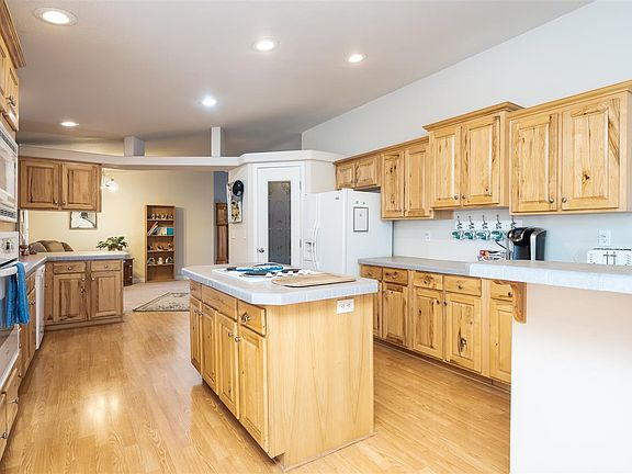 3rd image of 907 Babs Ave