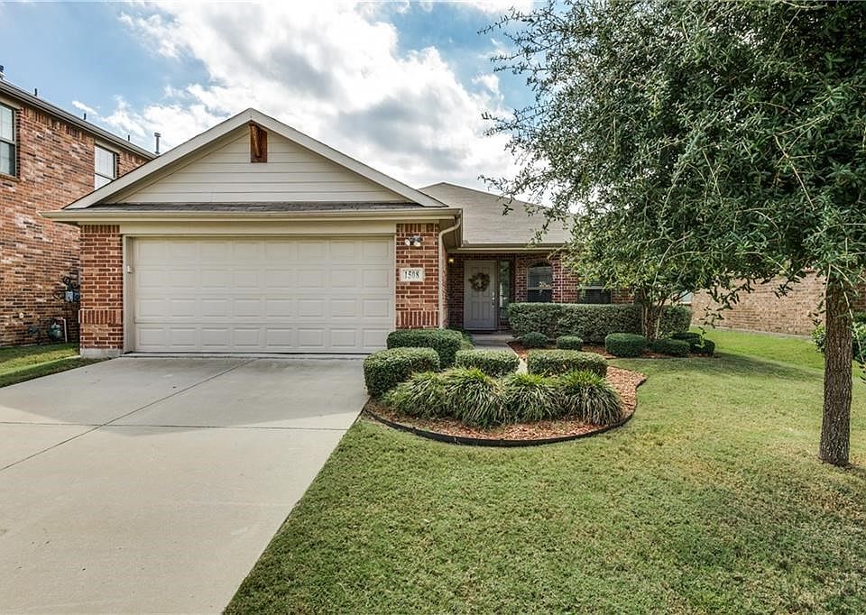 Beautiful drive up and nice landscaping welcome you to this great home in Paloma .