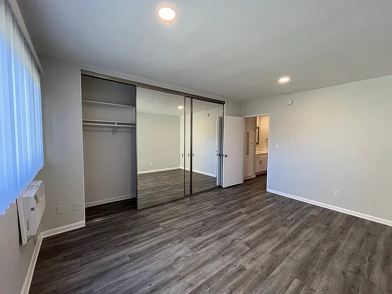 1635 North Martel Avenue — Photo 17