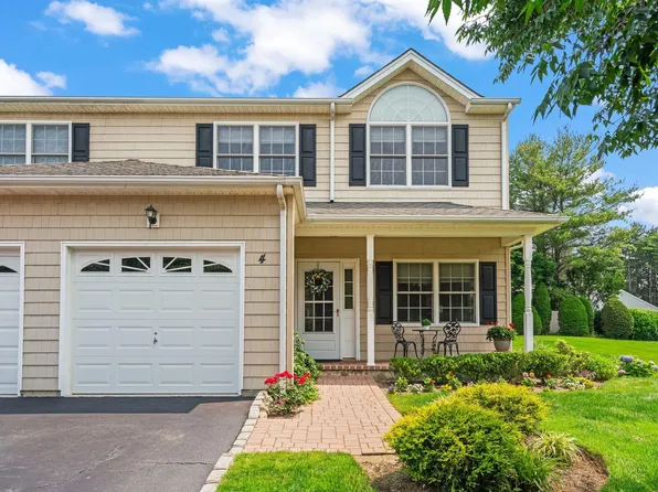 4 Chimay Court, Huntington Station, NY 11746