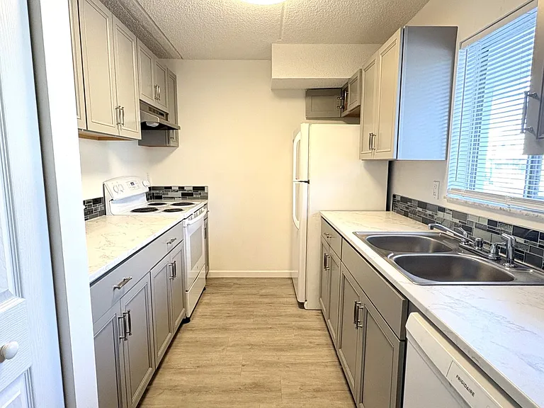 55 Vining Ct #114 — Photo 2