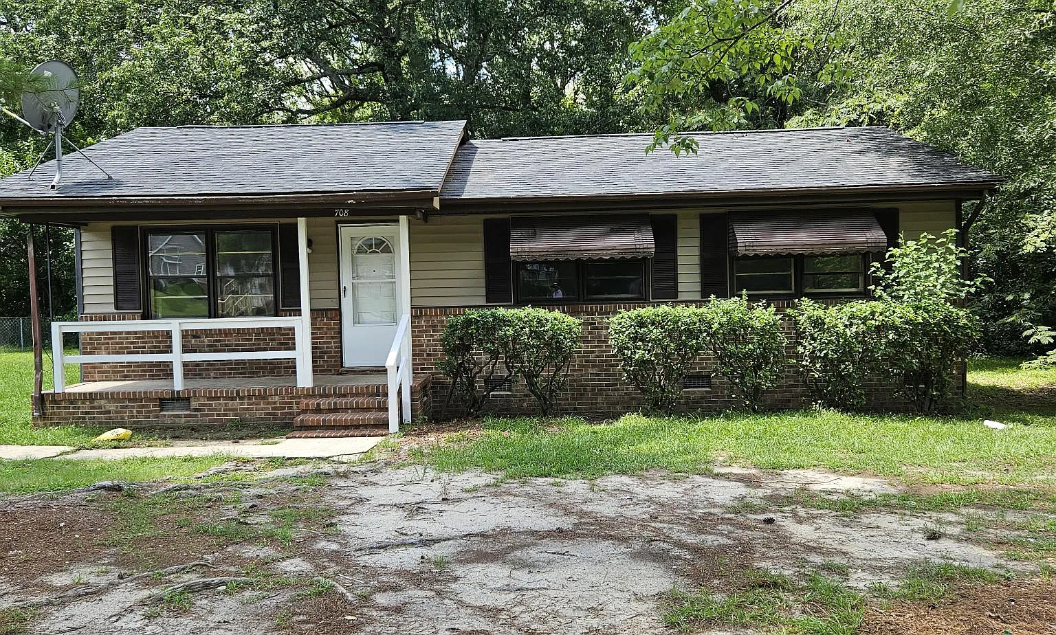 3 bed, 1.5 bath, 1025 sqft, $1,195 — Photo 1