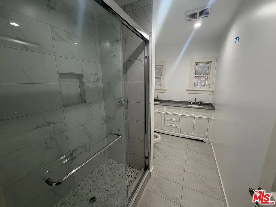 2 bed, 1.0 bath, 900 sqft, $2,400 — Photo 4