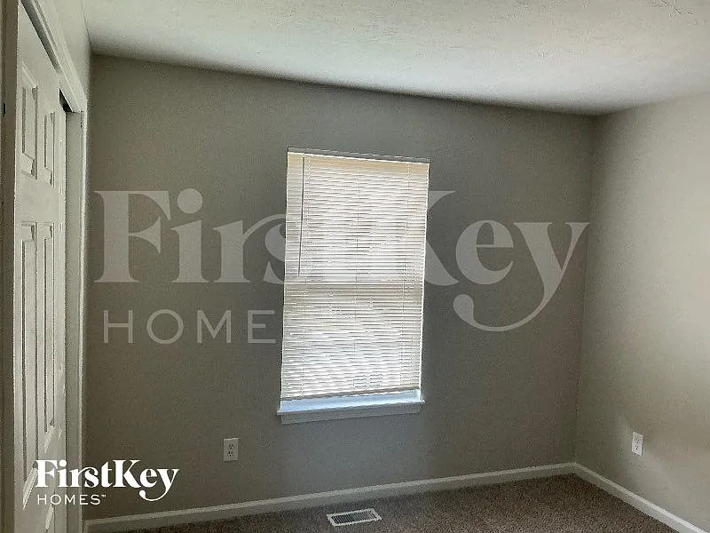 3 bed, 2.5 bath, 1645 sqft, $2,380 — Photo 2