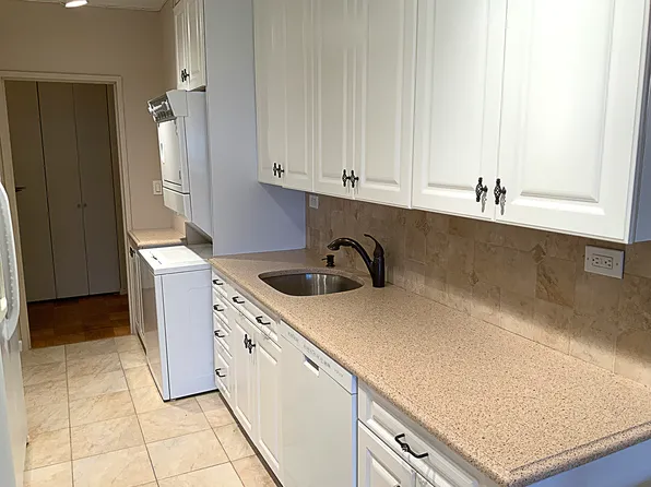 271-10 Grand Central Parkway image 8 of 16