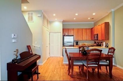 4th image of 939 N Kingsbury St Unit Gu63