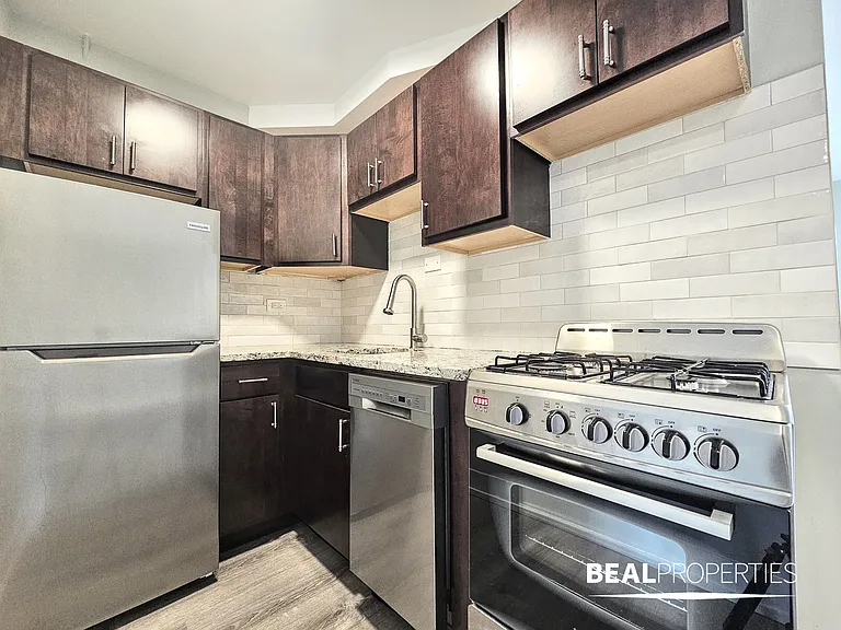 445 W Barry — Photo 13